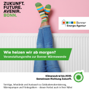 Foto auf dem zwei Beine in einer Jeans zu sehen sind, die an der Wand vor einer Heizung hochgeleht sind. Ringelsocken an den Füßen. Text: Wie heizen wir ab morgen? Veranstaltungsreihe zur Bonner Wärmewende. Vorträge, Infostände und Austausch zu Gebäudemodernisierung, Wärmepumpen und Fördergeldern - diesen Herbst auch in Ihrer Nähe! bonn.de/waerme