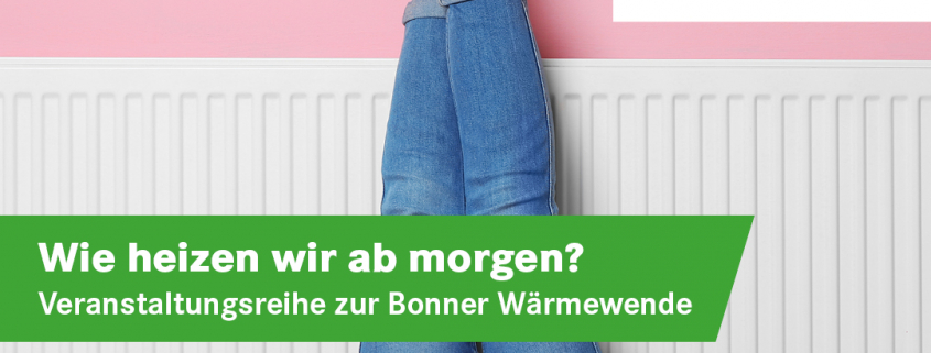 Foto auf dem zwei Beine in einer Jeans zu sehen sind, die an der Wand vor einer Heizung hochgeleht sind. Ringelsocken an den Füßen. Text: Wie heizen wir ab morgen? Veranstaltungsreihe zur Bonner Wärmewende. Vorträge, Infostände und Austausch zu Gebäudemodernisierung, Wärmepumpen und Fördergeldern - diesen Herbst auch in Ihrer Nähe! bonn.de/waerme