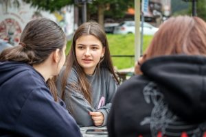 Foto mit Menschen im Gespräch